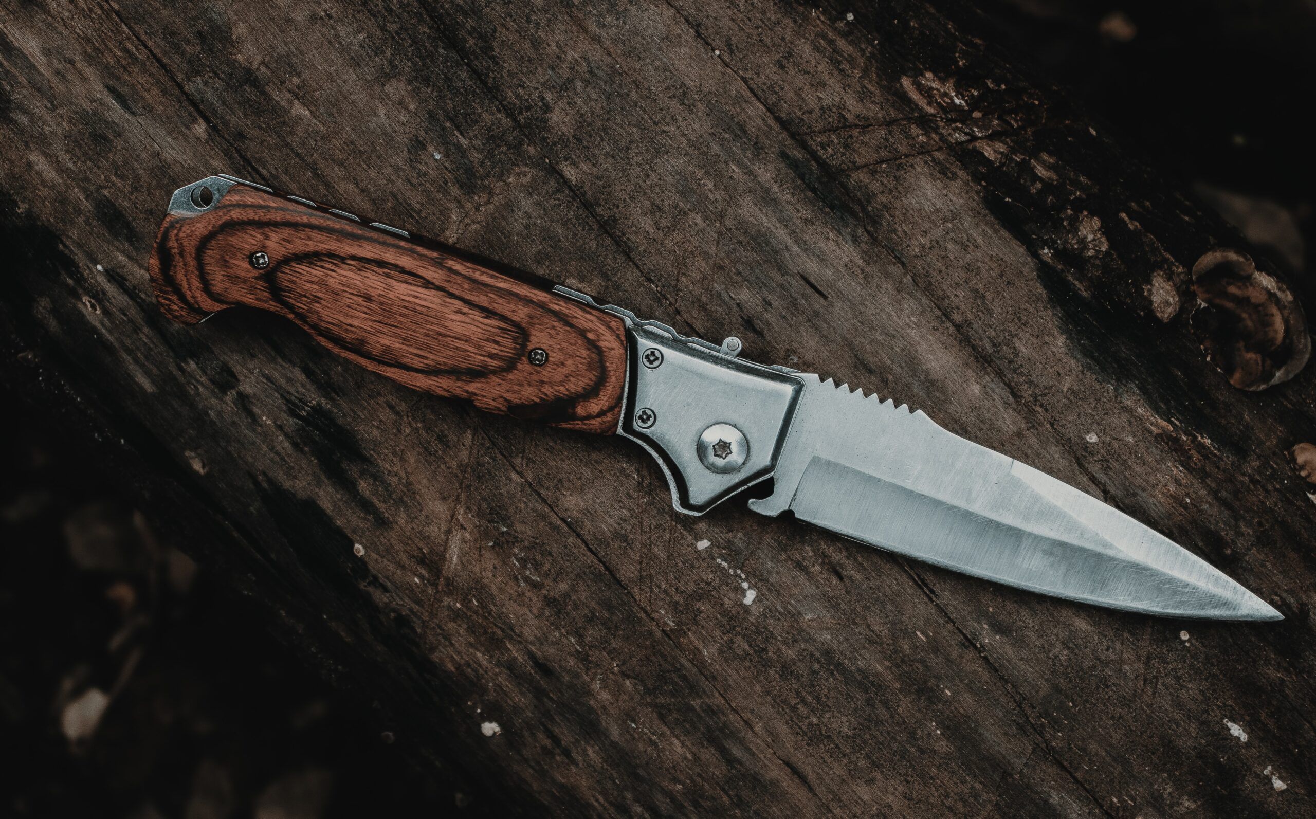 Como abrir vino con un cuchillo