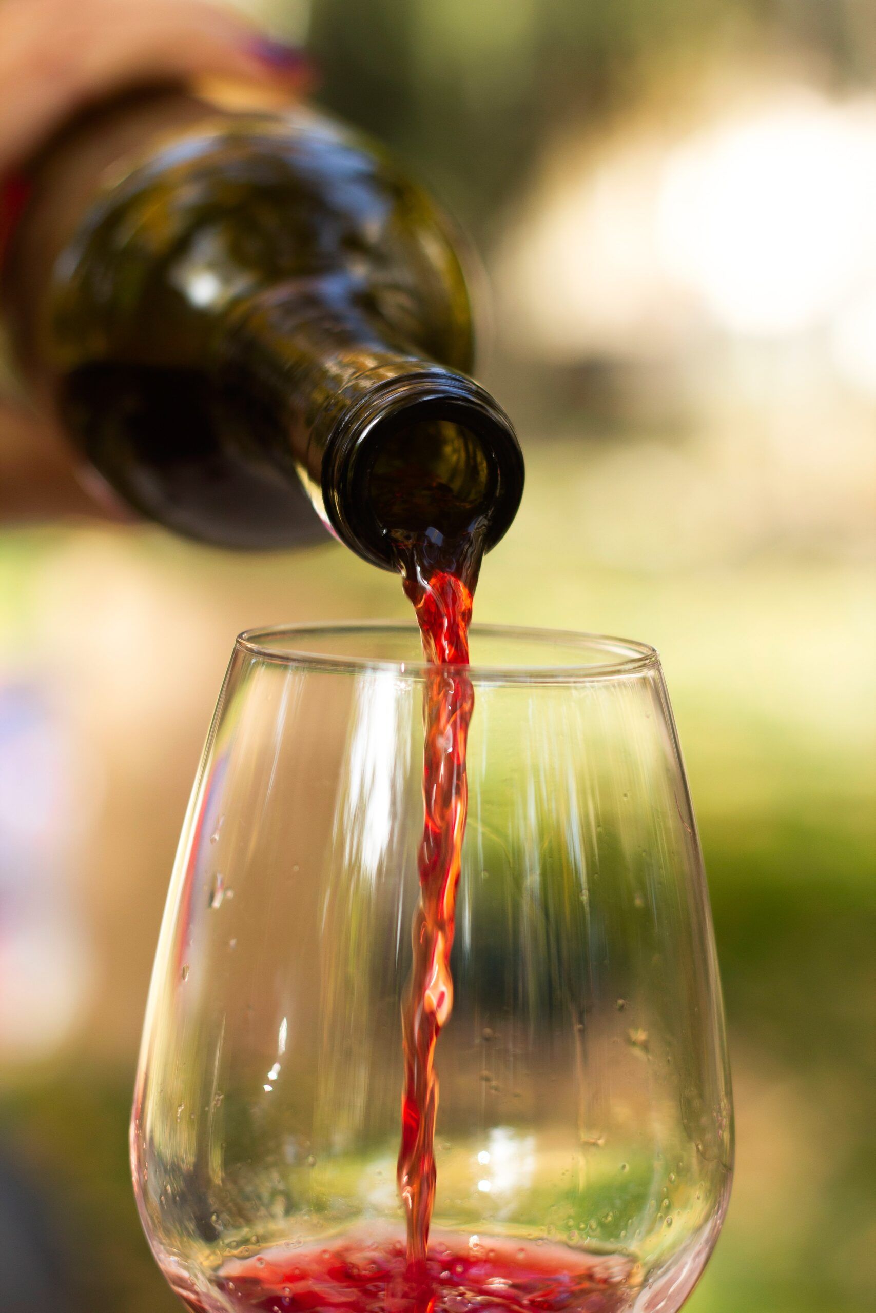 Ideas para abrir un vino sin sacacorchos