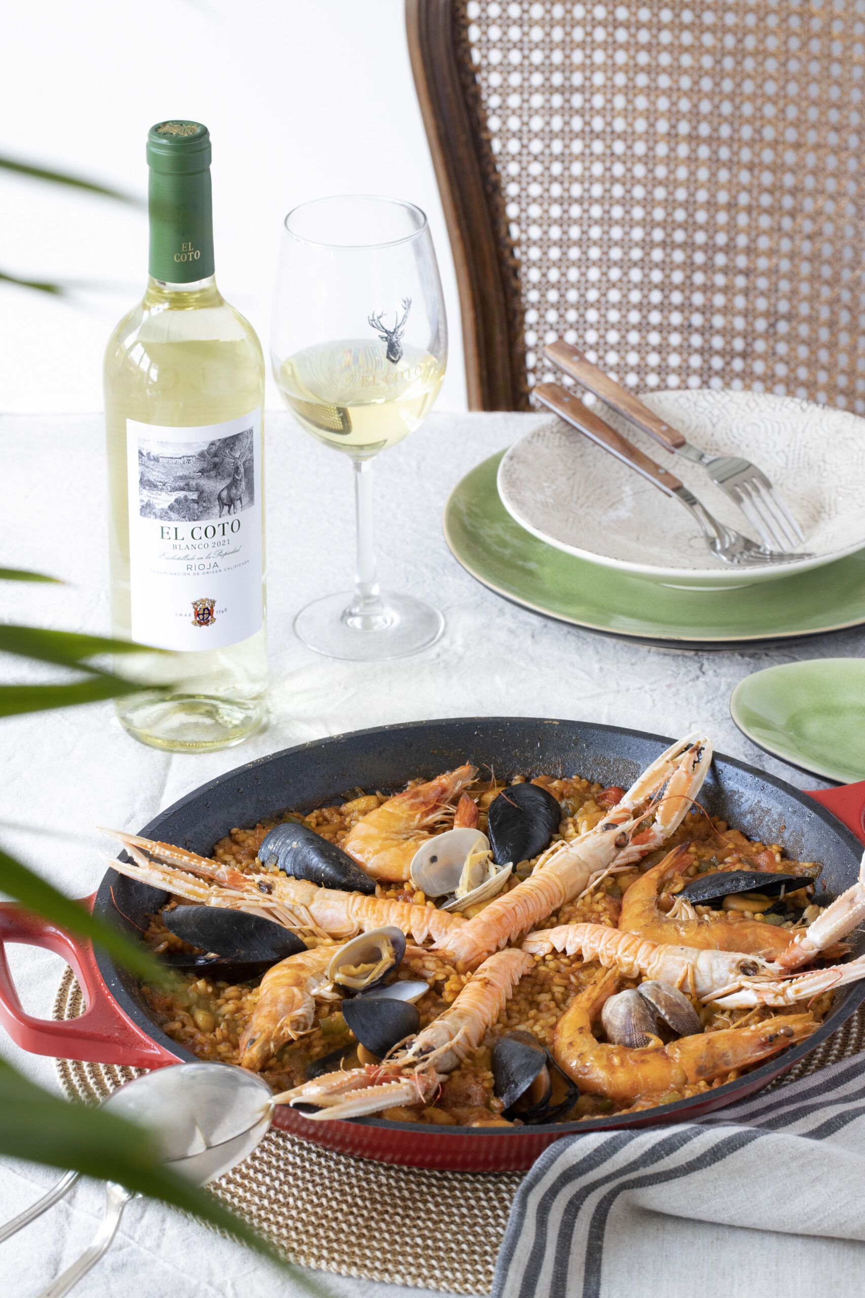 Paella maridada con vino blanco El Coto Blanco