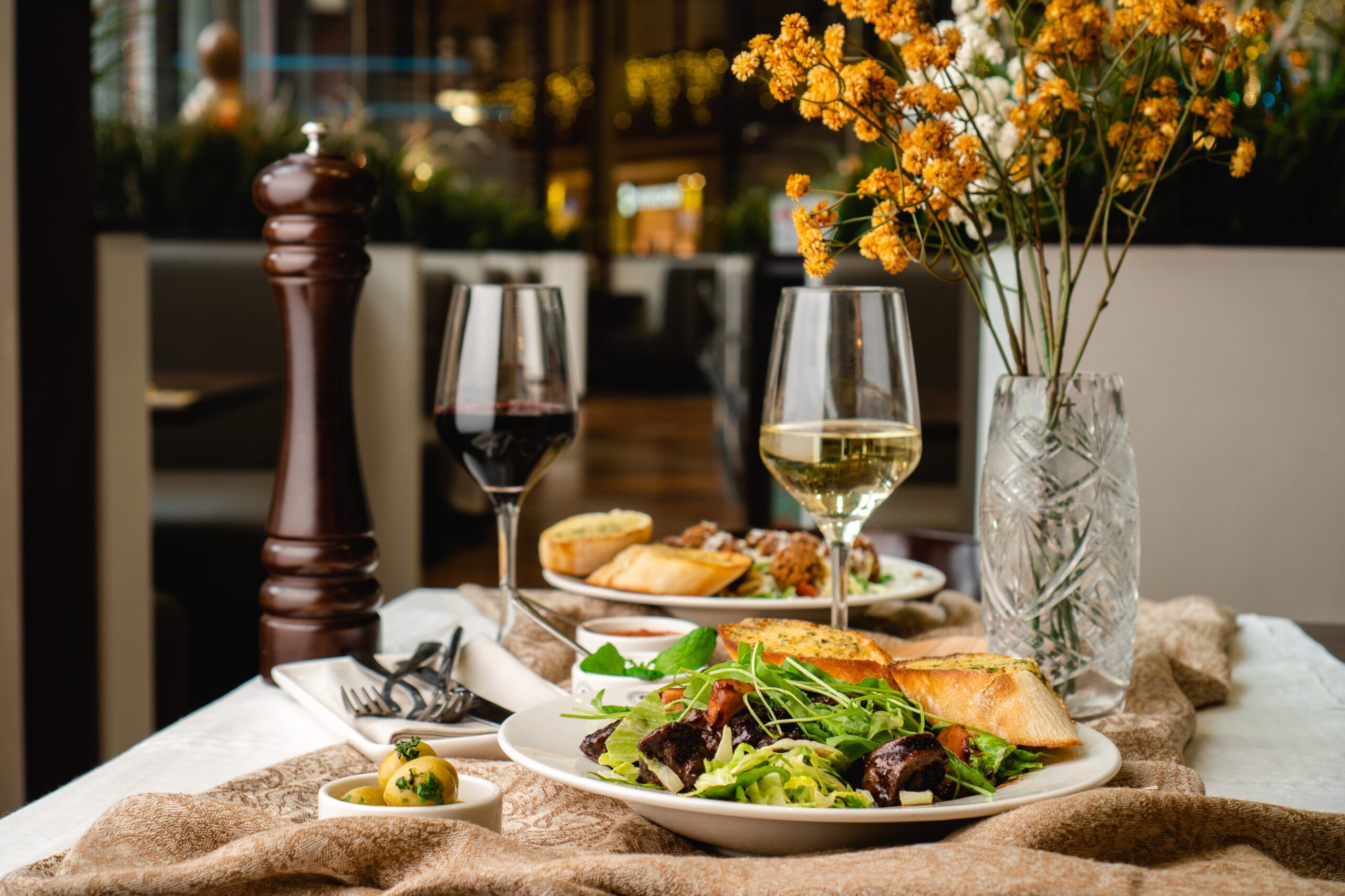 Cena romántica en casa con dos copas de vino