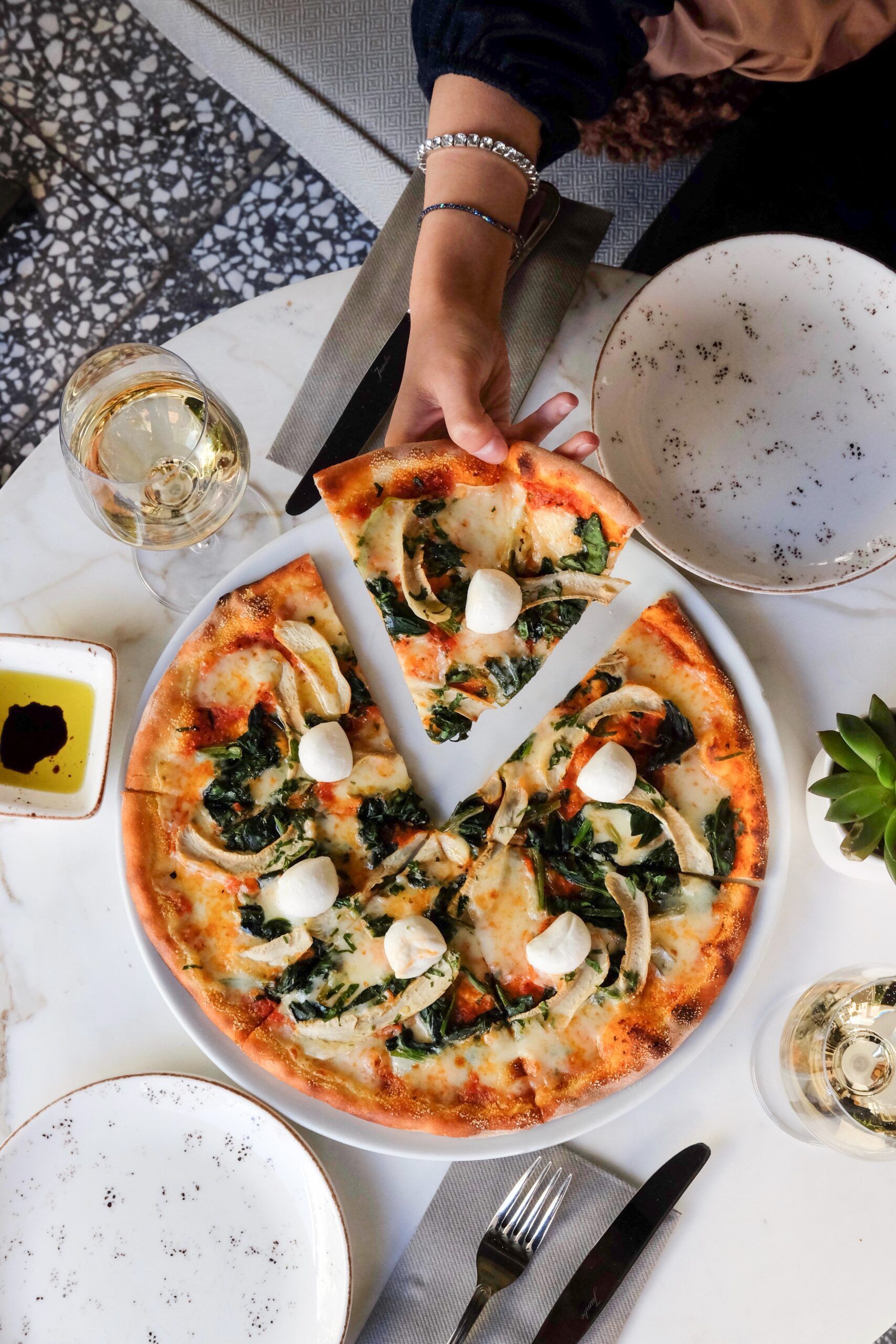 pizza-con-verduras-y-vino